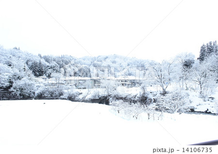 雪に覆われるの高山村の写真素材