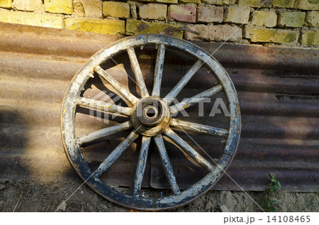 Old dilapidated wheel near the village Katselovo Old dilapidated wheel near the village Katselovo 14108465