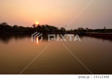 アンコールワットからの夕日 アンコールワットからの夕日 14112366