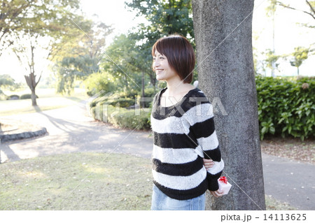 プレゼントを持つ女性 14113625