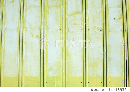 緑の鉄板の壁の写真素材