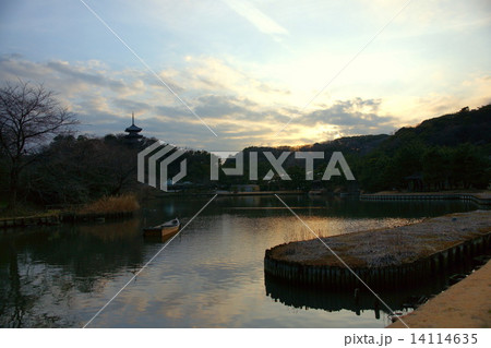 三渓園の夕景 14114635