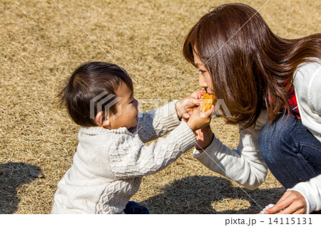 たい焼きを食べる親子 14115131