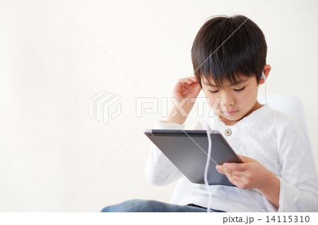 タブレットと男の子 14115310