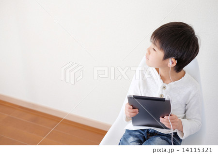 タブレットと男の子 タブレットと男の子 14115321