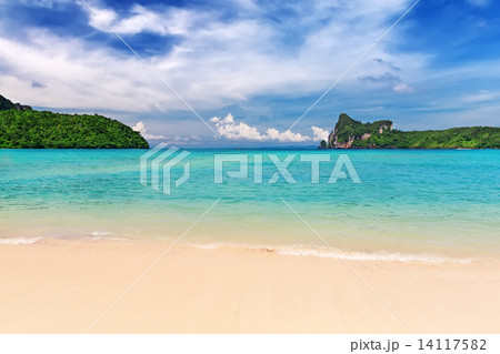 Tropical island with resorts - Phi-Phi island, Krabi Province, T 14117582