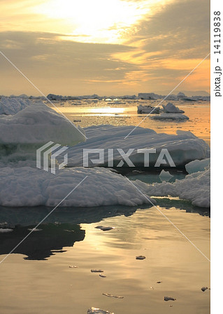 グリーンランド氷河白夜クルーズ(Glaciers in Greenland - the midnight sun tour) グリーンランド氷河白夜クルーズ(Glaciers in Greenland - the midnight sun tour) 14119838