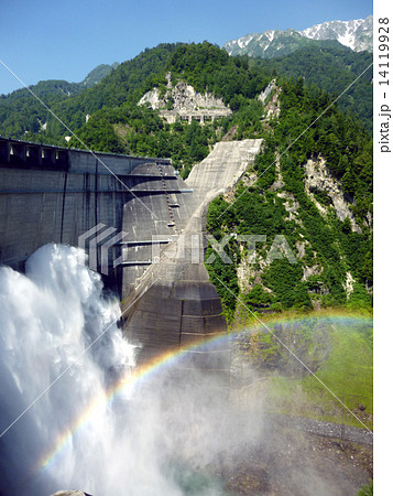 黒部第四ダムの観光放水に架かる虹 黒部第四ダムの観光放水に架かる虹 14119928