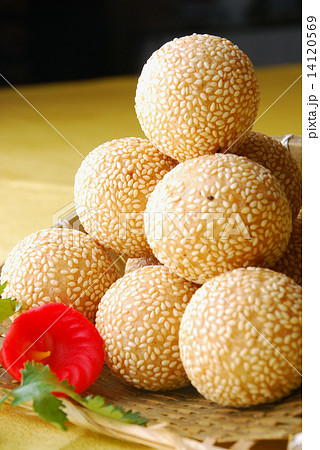 wrap bean paste in glutinous ball wrap bean paste in glutinous ball 14120569