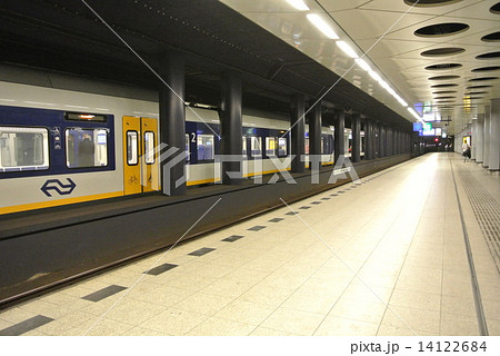 スキポール空港駅ホーム オランダ アムステルダム の写真素材 14122684 Pixta