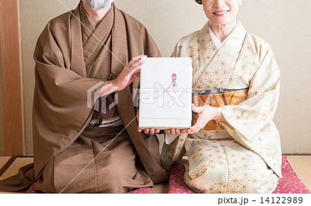 シニアの夫婦(贈り物) シニアの夫婦(贈り物) 14122989
