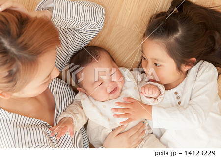 strong woman　5 years old & 6 months old 14123229