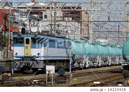 京浜工業地帯のガソリンタンク車の写真素材