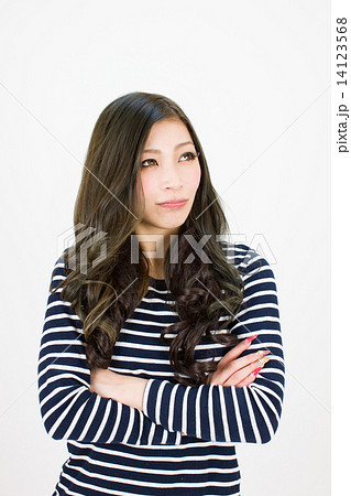 斜め上目線で腕を組む若い女性 斜め上目線で腕を組む若い女性 14123568
