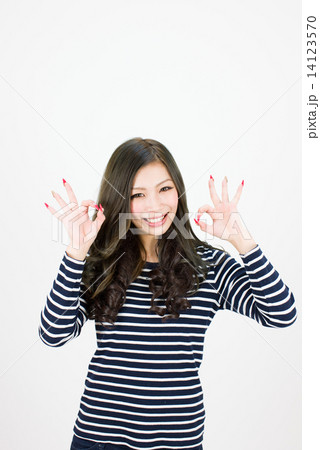 両手でOKサインをする笑顔の若い女性 14123570