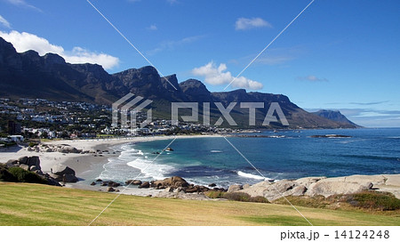 南アフリカ・ケープ半島のキャンプスベイ(背後の山々は12使徒と呼ばれる) 南アフリカ・ケープ半島のキャンプスベイ(背後の山々は12使徒と呼ばれる) 14124248