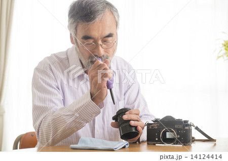 カメラのメンテナンスをするシニア カメラのメンテナンスをするシニア 14124414