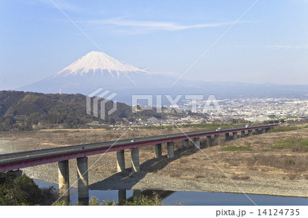 東名高速道路と富士山 14124735