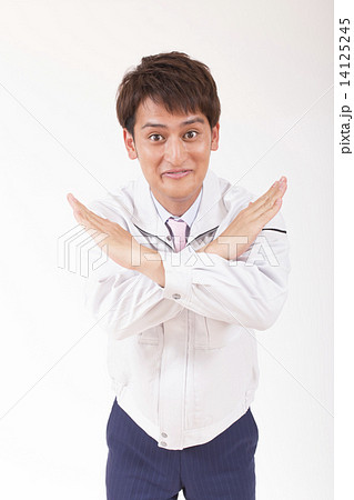 バツを出す若い作業員 バツを出す若い作業員 14125245