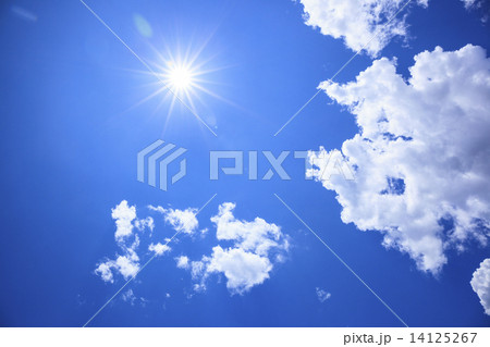 夏の太陽と雲の写真素材