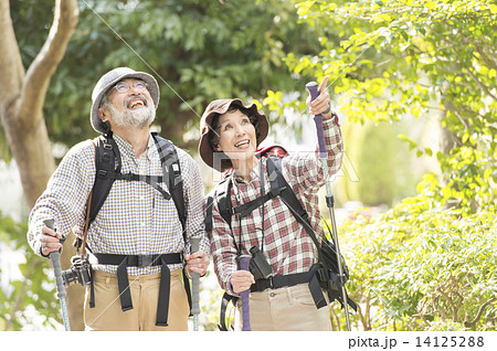 登山をするシニア夫婦 登山をするシニア夫婦 14125288