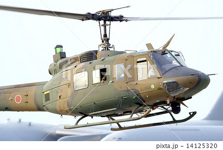 災害救助等でも活躍する陸上自衛隊のＵＨ－１Ｊ多用途ヘリコプターの飛行 14125320