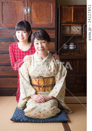 シニアの女性と孫 14127851