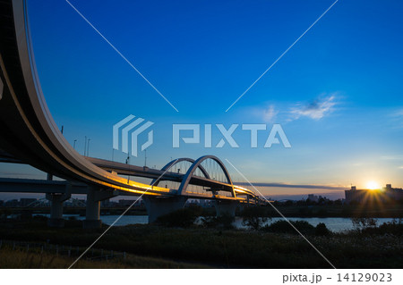 夕暮れの五色桜大橋 14129023