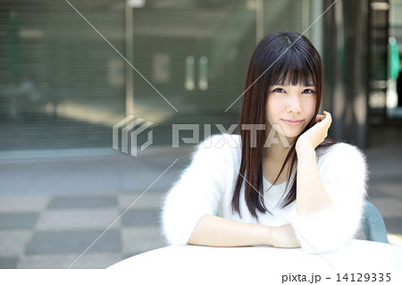 テラス席の若い女性 テラス席の若い女性 14129335