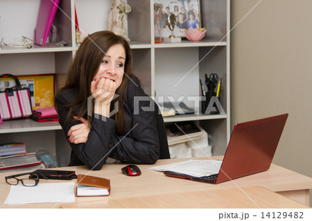 Woman shock in front of computer Woman shock in front of computer 14129482