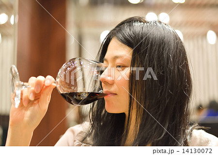 ワインを飲む女性 14130072
