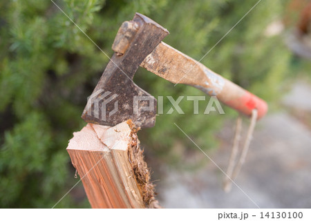 薪に刺さった古びた斧 14130100