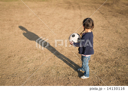 サッカーボールを持つ少女の写真素材