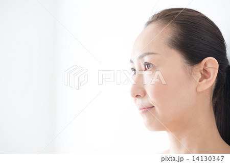 ナチュラルメイクの40代女性 バスタオル 上半身 ナチュラルメイクの40代女性 バスタオル 上半身 14130347