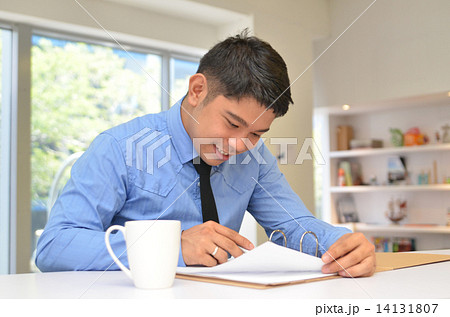 Businessman filling in a note 14131807
