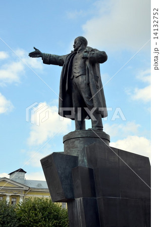 Monument to Vladimir Lenin in Saint-Petersburg;の写真素材
