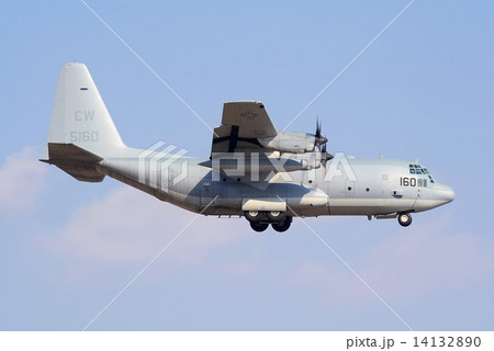 青空を飛行する米海軍C-130Tハーキュリーズ輸送機 14132890