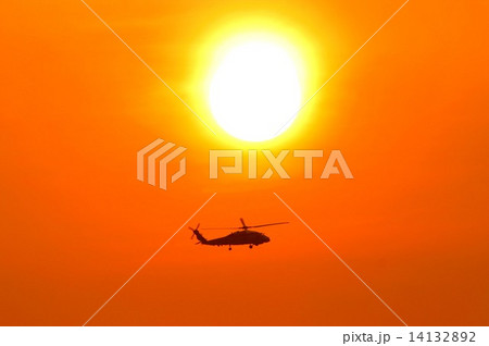 美しい夕日を背景に飛行する東日本大震災等の災害でも活躍した米海軍SH-60Bシーホーク艦上対潜ヘリコプター 美しい夕日を背景に飛行する東日本大震災等の災害でも活躍した米海軍SH-60Bシーホーク艦上対潜ヘリコプター 14132892