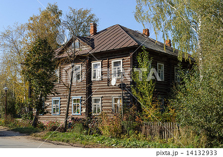 Old two-storey log house 14132933