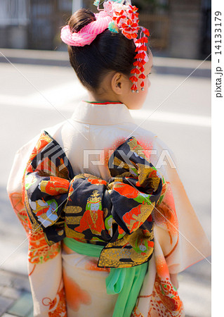 七五三の女の子の着物の後ろ姿の帯と髪飾りの写真素材