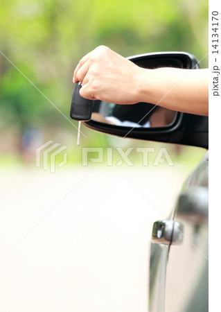 Car keys in hand, man Car keys in hand, man 14134170