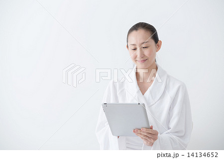 ナチュラルメイクの40代女性 バスローブ タブレット ナチュラルメイクの40代女性 バスローブ タブレット 14134652