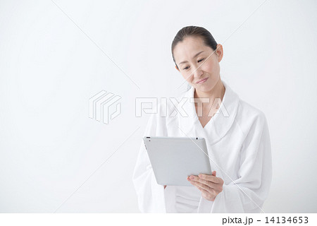 ナチュラルメイクの40代女性 バスローブ タブレット ナチュラルメイクの40代女性 バスローブ タブレット 14134653