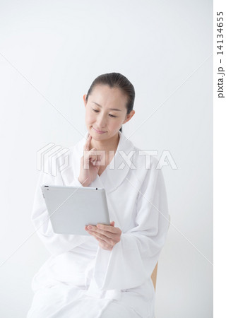 ナチュラルメイクの40代女性 バスローブ タブレット ナチュラルメイクの40代女性 バスローブ タブレット 14134655
