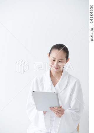 ナチュラルメイクの40代女性 バスローブ タブレット ナチュラルメイクの40代女性 バスローブ タブレット 14134656