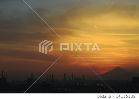 工業地帯と富士山　日没後 14135338