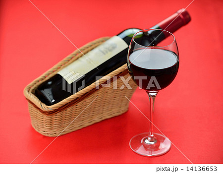 注意）ワイングラスとボトルラベルにレタッチ痕が残ります。ご了承の上ご購入下さい。赤ワインのイメージ。 14136653