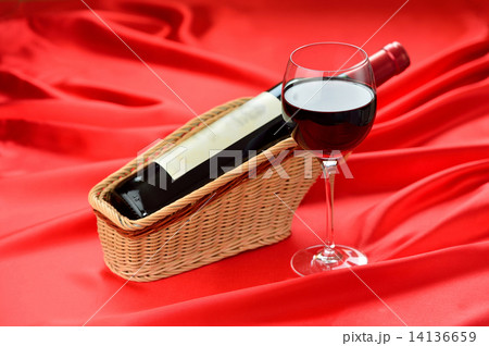 注意）ワイングラスとボトルラベルにレタッチ痕が残ります。ご了承の上ご購入下さい。赤ワインのイメージ。 14136659