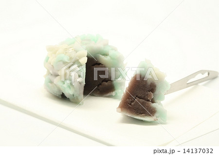 懐紙に乗せた生和菓子と楊枝 14137032