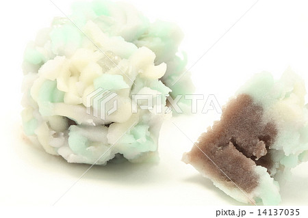 懐紙に乗せた生和菓子と楊枝 14137035